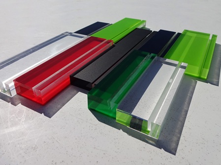 Verschiedene Acrylglashalter für Menükarten. Verschiedene Farben und Längen.